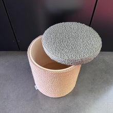 Load image into Gallery viewer, Pouf contenitore &quot;Cima&quot; in tessuto Bouclè Toffee e corda
